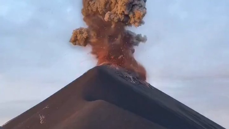 Turistas quase são atingidos por bola de fogo durante erupção