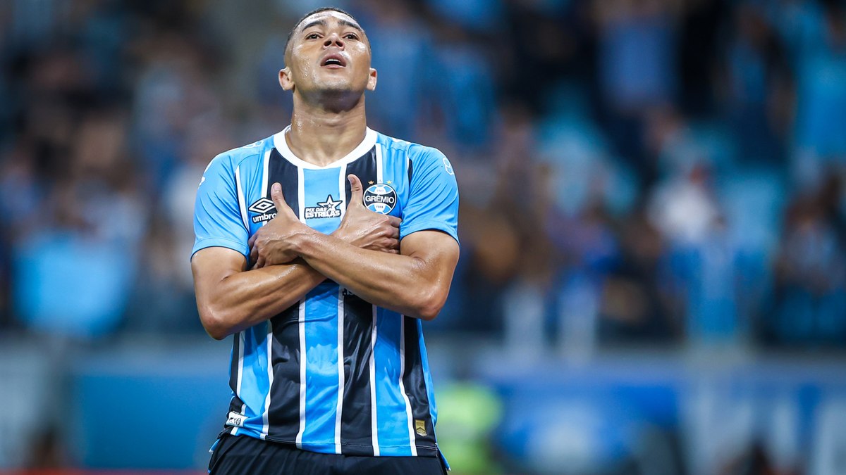 Carlos Vinícius comemora gol marcado na vitória do Grêmio Carlos Vinícius comemora gol marcado na vitória do Grêmio