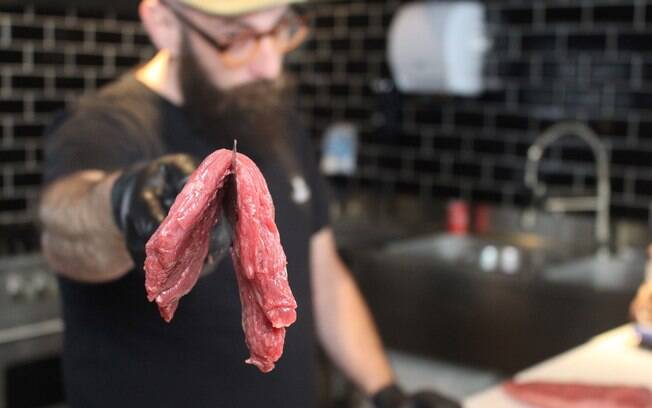 Carne congelada, quando descongelada da forma certa, é uma boa opção para seu churrasco