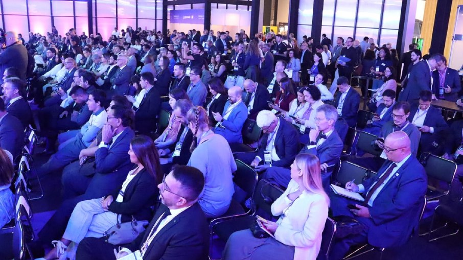 Público presente na abertura do evento