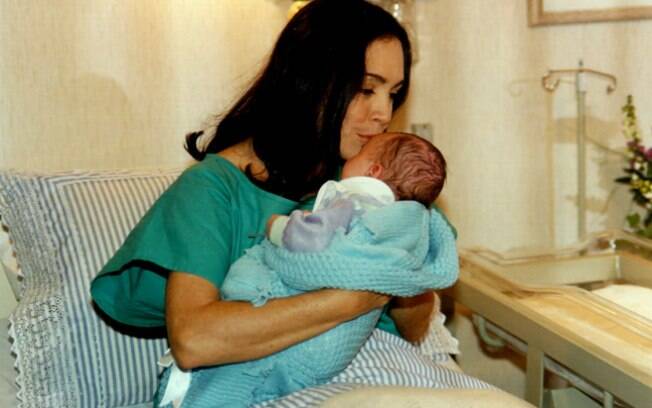 Helena, vivida por Regina Duarte, abria mão de seu filho na maternidade com ajuda de médico em ''Por Amor''