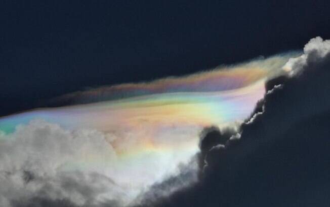 Cientificamente chamado de ‘pilha', ‘nuvens arco-íris se formam quando cristais de gelo refratam os raios do Sol