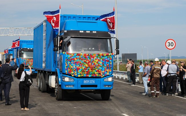 Coreia do Norte e Rússia inauguraram há dias a primeira ponte rodoviária entre os dois países Coreia do Norte e Rússia inauguraram há dias a primeira ponte rodoviária entre os dois países