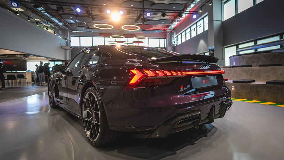 Audi RS e-tron GT Performance tem tração quattro elétrica, bateria de 105 kWh e velocidade máxima limitada a 250 km/h