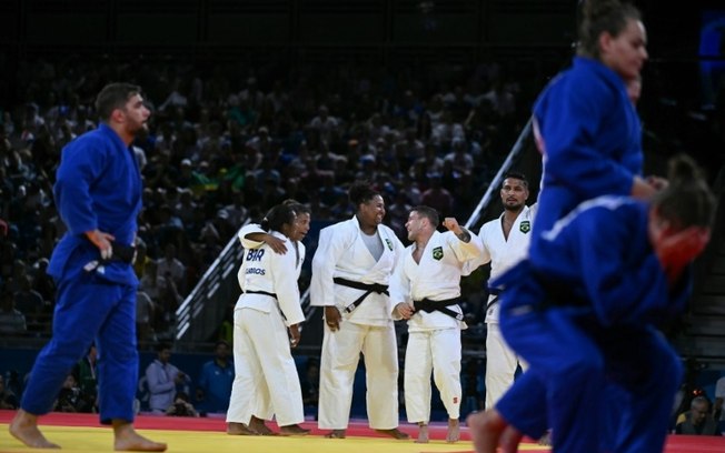 A equipe mista brasileira comemora após vencer a Itália na disputa pela medalha de bronze nos Jogos Olímpicos de Paris 2024, na Arena Champ-de-Mars,na capital francesa, em 3 de agosto de 2024.