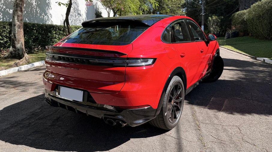 Traseira do Cayenne GTS Coupé combina carroceria de teto inclinado, escape esportivo e aerofólio com atuação dinâmica.