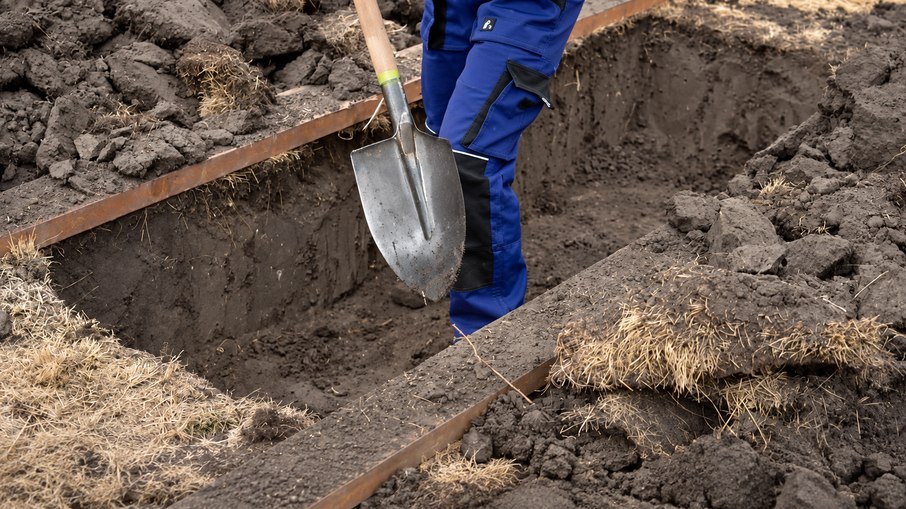 Disputa profissional reúne duplas de coveiros e tenta dar visibilidade à profissão Disputa profissional reúne duplas de coveiros e tenta dar visibilidade à profissão