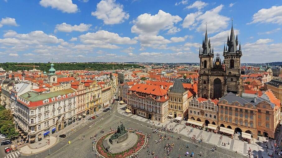 O que fazer em algumas das principais regiões do Leste Europeu; na foto, a Praça da Cidade Antiga de Praga