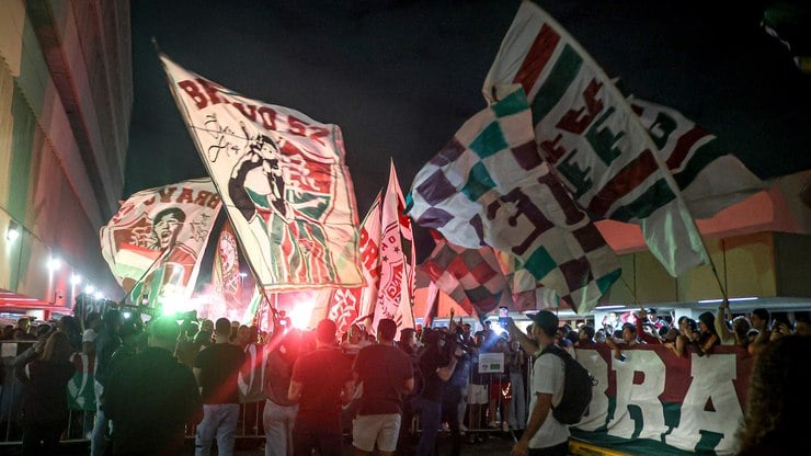 Fluminense%20%C3%A9%20recebido%20por%20torcedores%20na%20volta%20ao%20RJ
