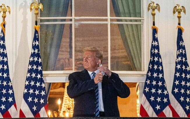 Trump remove a máscara para posar para fotos
