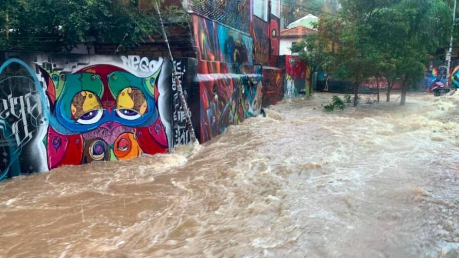 Chuva forte provocou alagamento na região do Beco do Batman