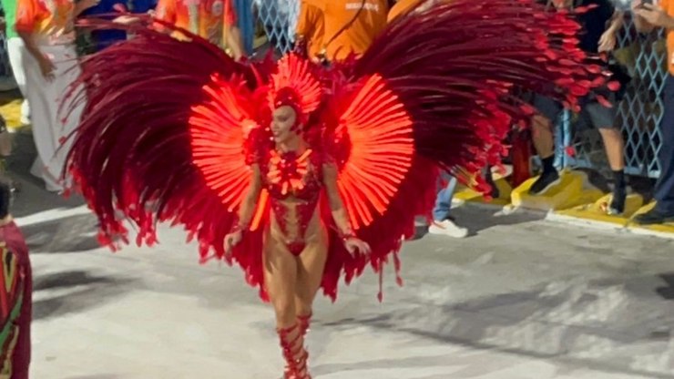 Virgínia chega na concentração para estreia na Grande Rio