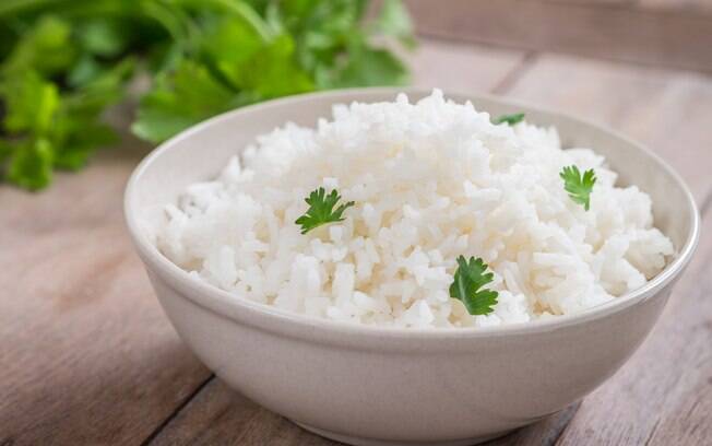 O arroz é um alimento bastante versátil e serve para preparar diversos pratos além do tradicional