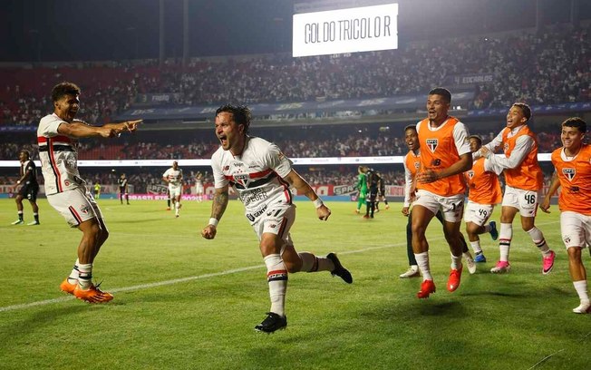 O são-paulino Pedro Lima tenta o lançamento, mas recebe a marcação de Cuiabano O são-paulino Pedro Lima tenta o lançamento, mas recebe a marcação de Cuiabano