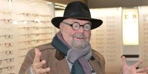 Homem que tem a maior miopia do mundo trabalha como fotógrafo