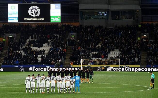 Hull City e Newcastle também fizeram um minuto de silêncio. #ForçaChapecoense aparece no telão e também nas placas de publicidade