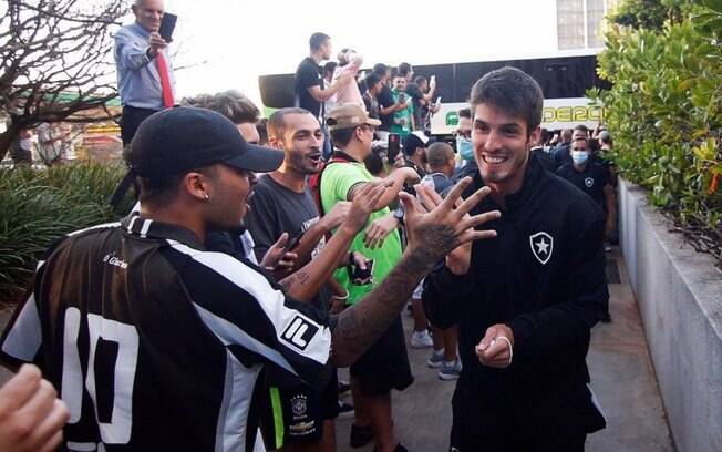 Botafogo é recebido com festa da torcida em Brasília antes de jogo da Copa do Brasil