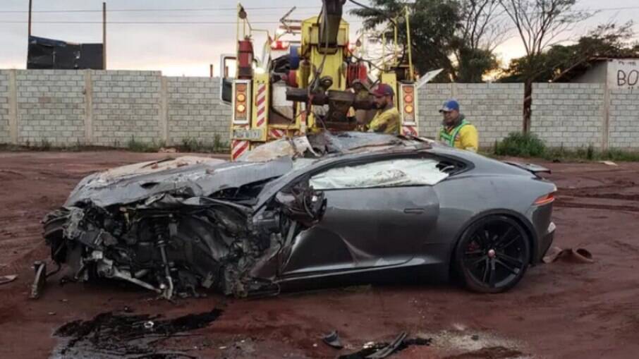 Jaguar destruída após acidente na BR-040 em Belo Horizonte