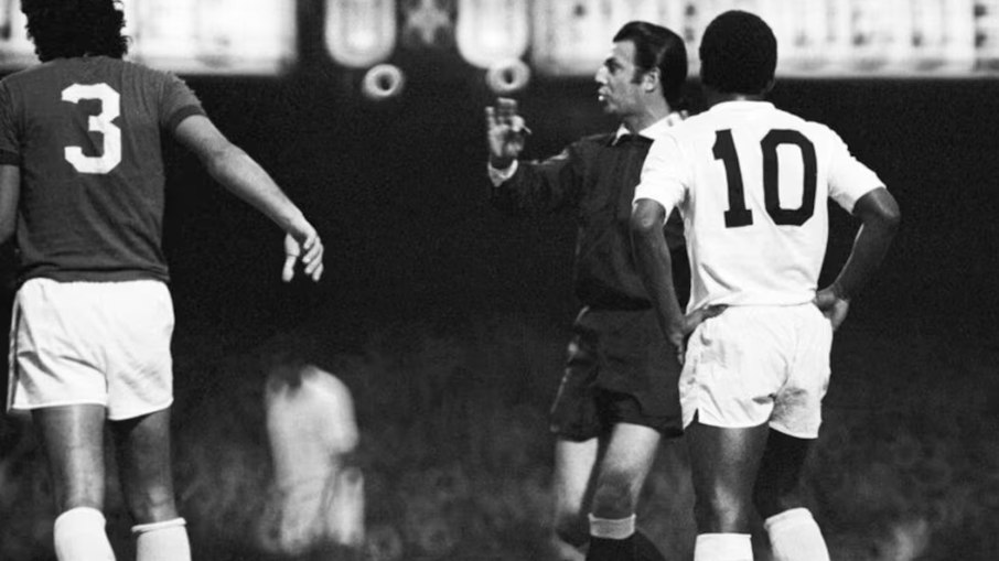 Árbitro Armando Marques apita final do Paulistão de 1973 entre Santos e Portuguesa