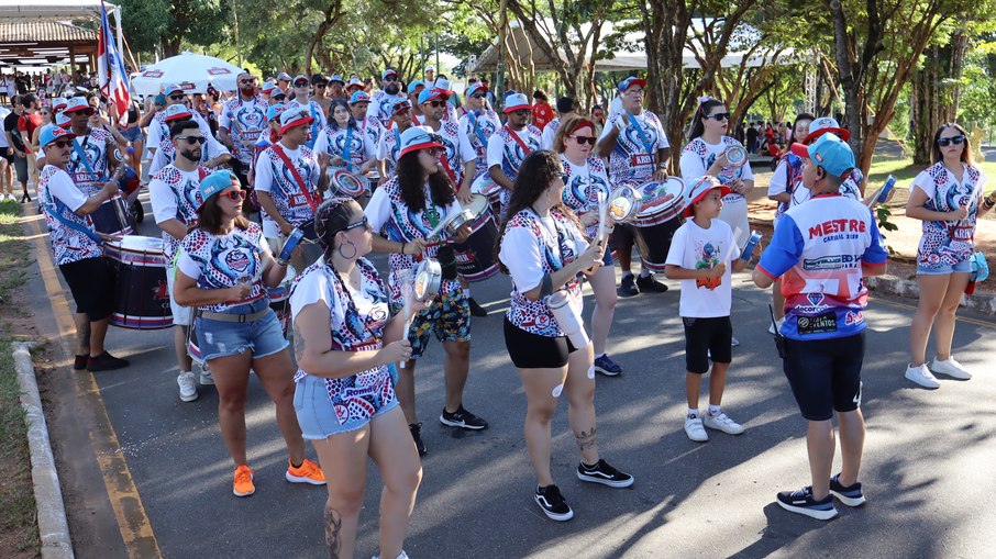 Bloco Coral da Nova durante apresentação no Carnaval 2025 