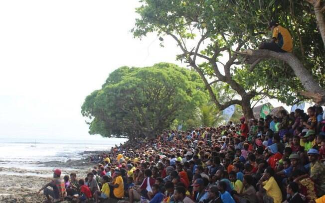 Em evento histórico, o Kumul World Longboard Championships reuniu a multidão local na praia de Tupira