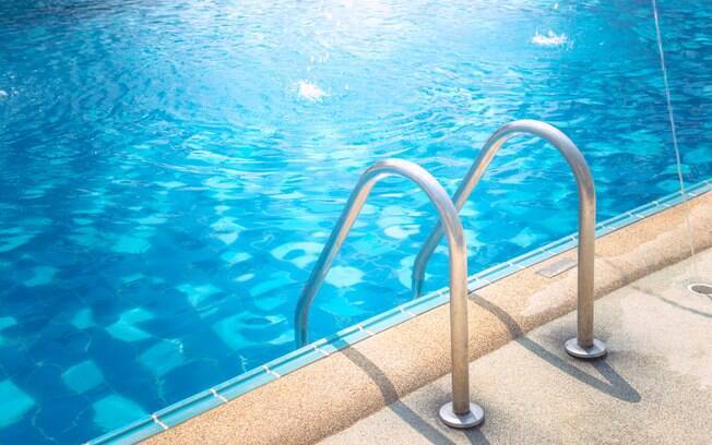 Se você tem piscina na casa de praia, é importante não esquecer dela na hora de realizar a limpeza dos ambientes