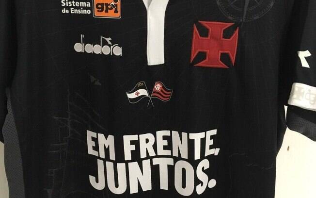 Camisa do Vasco em homenagem às vítimas do CT do Flamengo