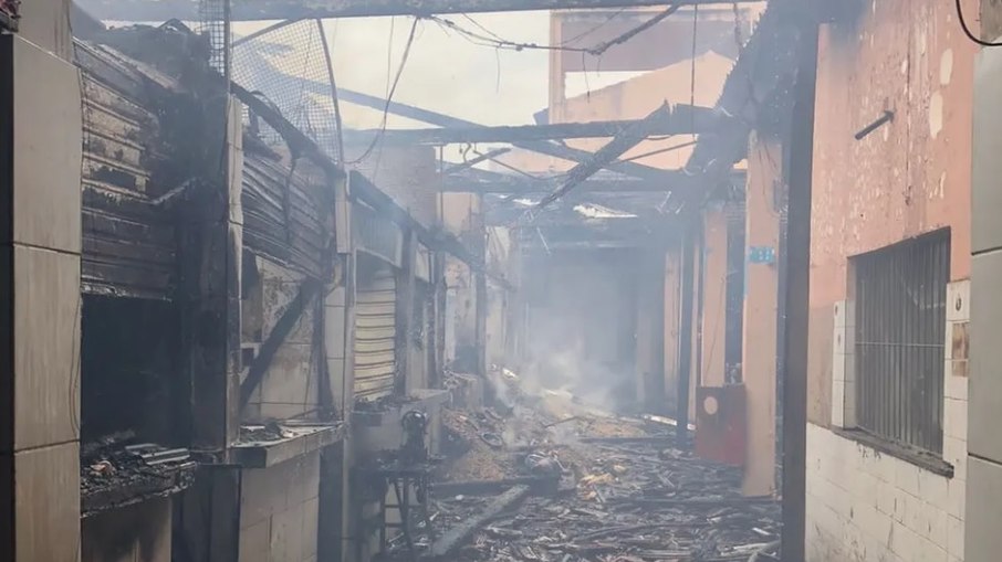 O incêndio começou por volta das 9h30