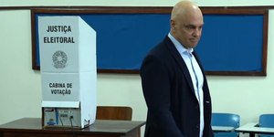 Moraes determina mandado de prisão contra Eduardo Bolsonaro