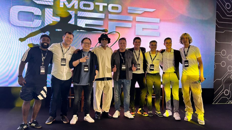 Ronaldinho Gaúcho junto a equipe MotoChefe durante convenção Ronaldinho Gaúcho junto a equipe MotoChefe durante convenção