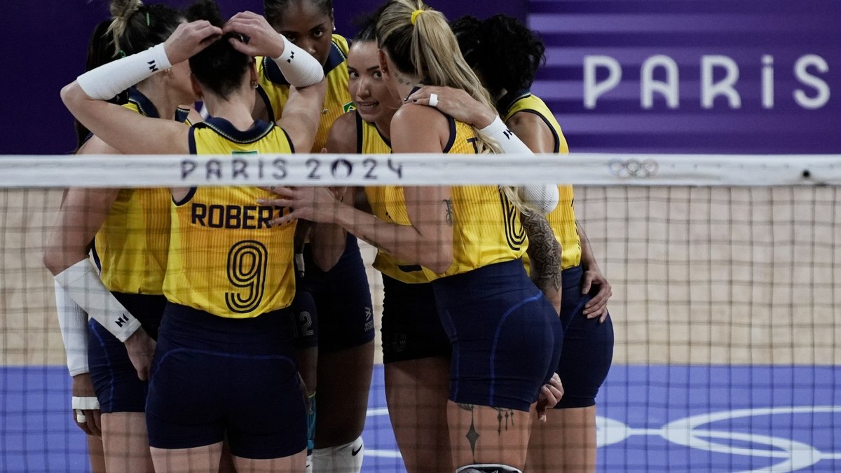 Brasil perde para EUA e vai disputar a medalha de bronze no vôlei feminino