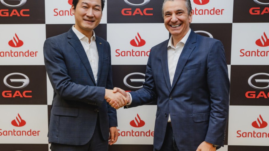 Alex Zhou (CEO GAC Brasil) e Cezar Janikian (Dir. Santander Financiamentos)