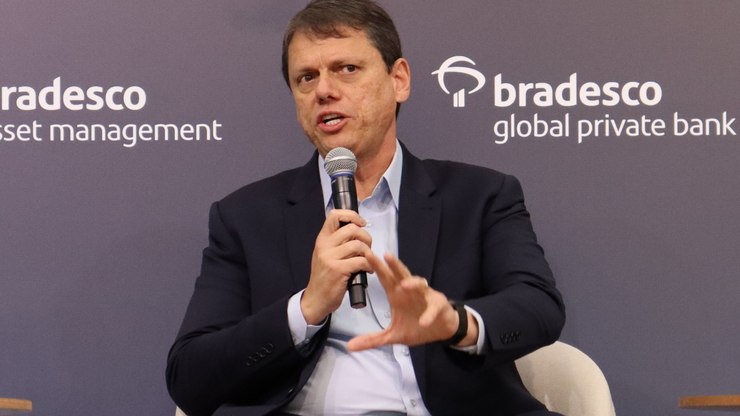 Tarcísio sugere demitir o 'CEO do Brasil'