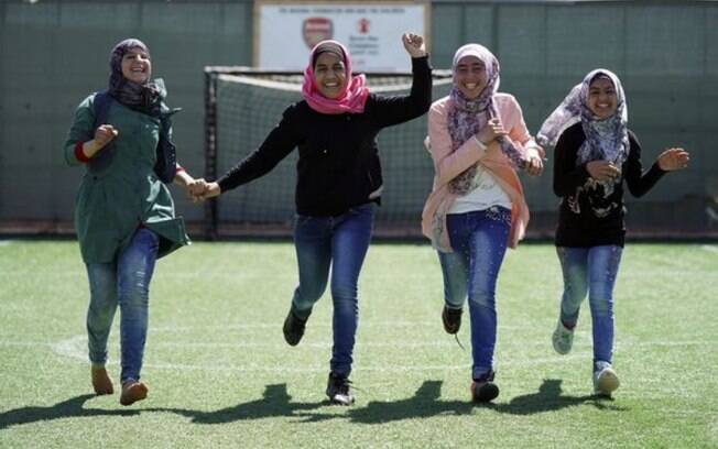 Meninas sírias jogam futebol no campo de refugiados que tem apoio do Arsenal
