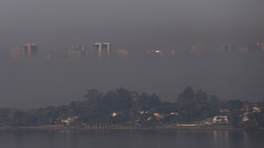 Vista de prédios encoberto por fumaça devido ao incêndio de grandes proporções que destrói a vegetação e ameaça a fauna do Parque Nacional de Brasília 