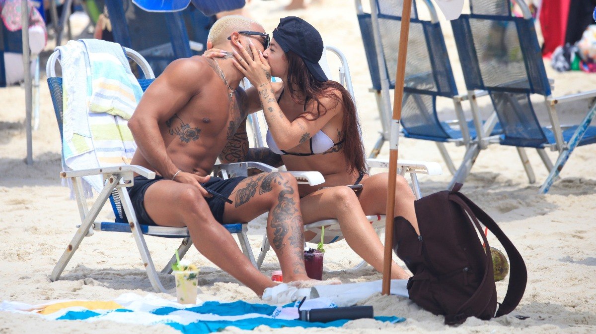 O casal foi flagrado ao beijos em uma praia no Rio de Janeiro