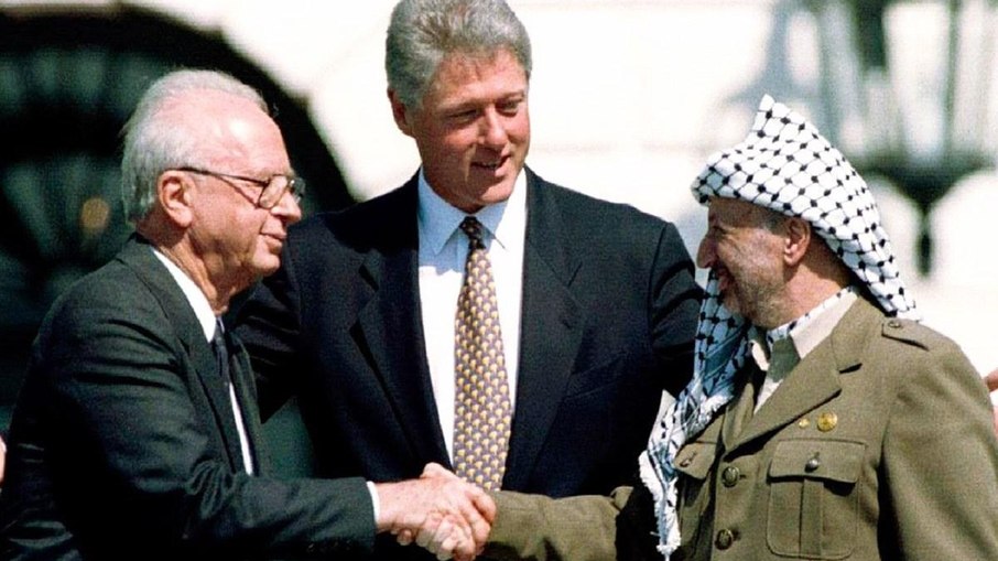 Isaac Rabin (à esq.), Bill Clinton (ao centro) e Yasser Arafat (à dir.) durante o Acordo de Oslo