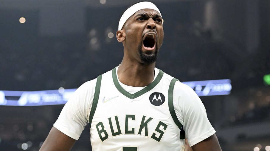 Bobby Portis Jr defende os Bucks desde 2020