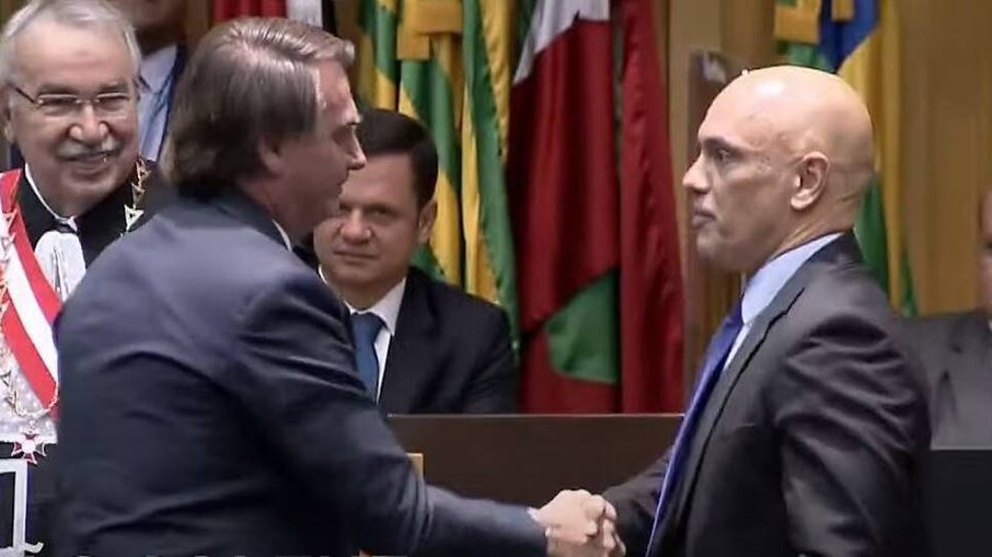 Presidente Jair Bolsonaro (PL) cumprimenta o ministro do STF Alexandre de Moraes em sessão solene do Tribunal Superior do Trabalho. — Foto: Reprodução/TV Brasil