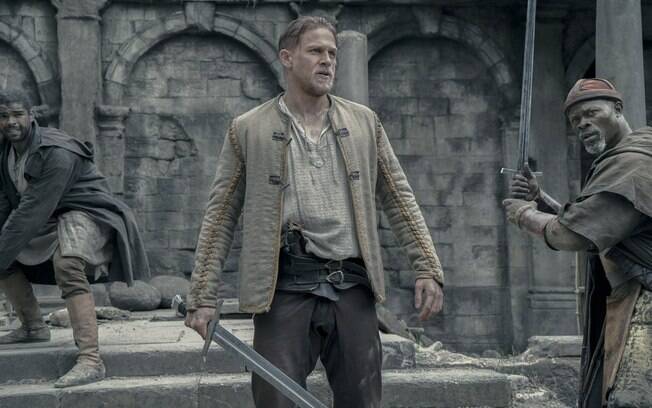 Charlie Hunnam interpreta o Rei Arthur no novo filme sobre a história, dirigido por Guy Ritchie