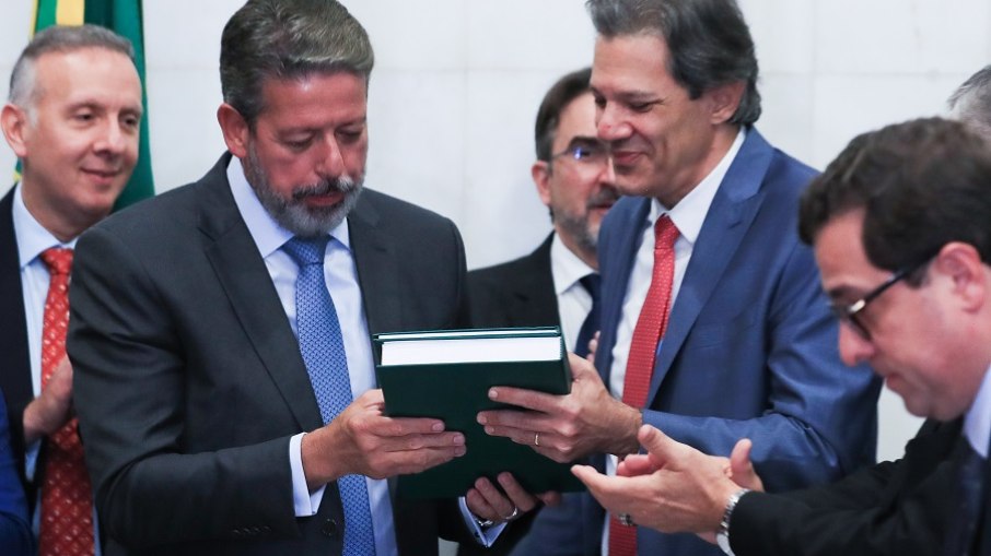 Presidente da Câmara dos Deputados, Arthur Lira, recebe do ministro Fernando Haddad a reforma tributária