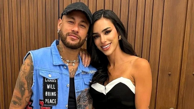 Bruna Biancardi aposta em camisa com dedicatória para Neymar