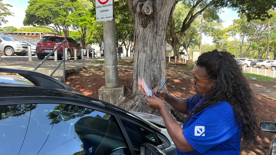 Os agentes da Emdec estão monitorando situações de estacionamento irregular, uso indevido de vagas exclusivas e outras condutas de trânsito