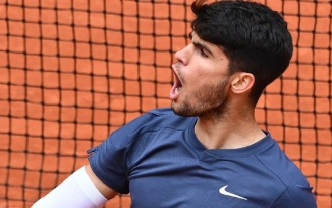 Alcaraz despacha Aliassime e reencontra freguês Tsitsipas nas quartas em Paris