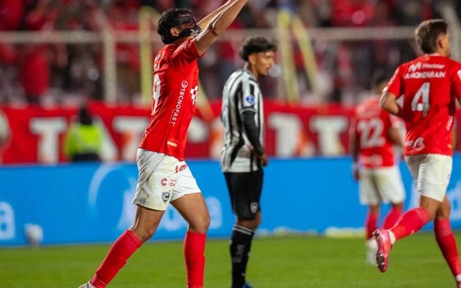 Franclim Carvalho ainda busca acertar a defesa do Botafogo