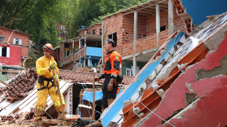 Casas destruídas em deslizamentos na Barra do Sahy após tempestades no litoral norte de São Paulo