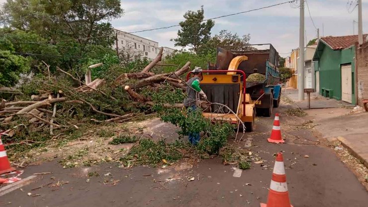Prefeitura intensifica trabalhos de limpeza após vendaval em Araçatuba
