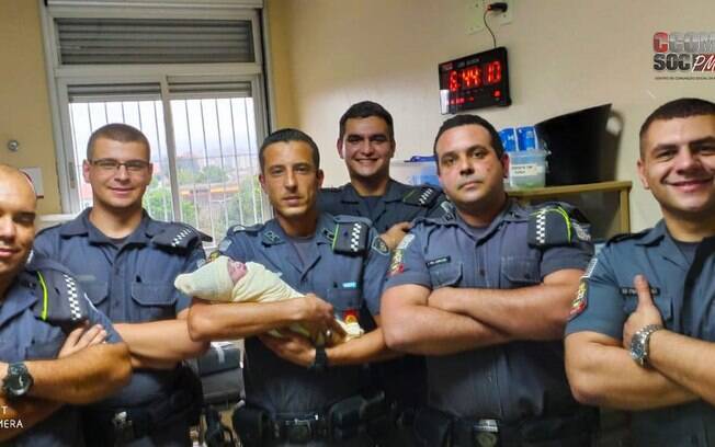 Policiais fizeram parto da recém-nascida Policiais fizeram parto da recém-nascida