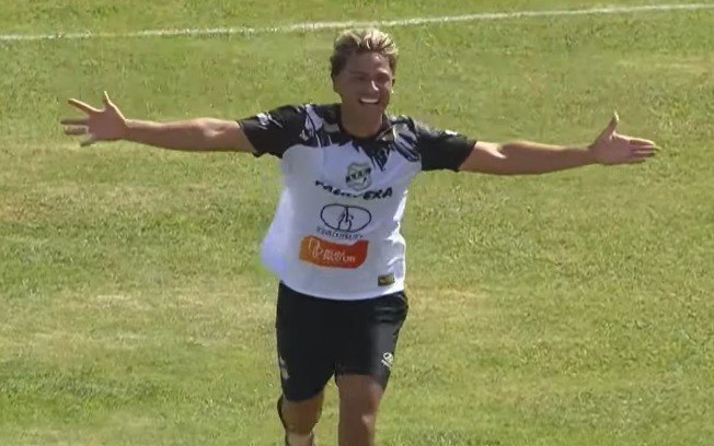 Iury comemora o gol de cabeça que colocou o Independente em vantagem sobre o América-SP antes do intervalo Iury comemora o gol de cabeça que colocou o Independente em vantagem sobre o América-SP antes do intervalo