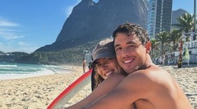 Ex de Cauã Reymond faz clima esquentar com beijos em praia 